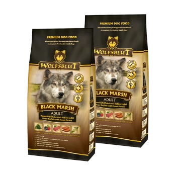 Torby z premium karmą dla psów oznaczone "WOLFSBLUT BLACK MARSH ADULT" z wizerunkiem wilka, z składnikami takimi jak bawół wodny i słodki ziemniak.