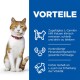 Eine orange-weiße Katze mit einem roten Halsband neben einem blauen Panel, das Vorteile auflistet: L-Carnitin, kontrollierte Mineralien und hohes L-Lysin.