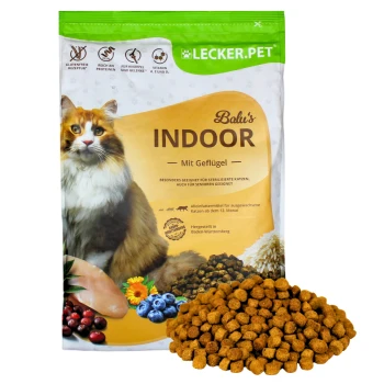 Eine Tüte Katzenfutter mit der Aufschrift "Balu's INDOOR mit Geflügel", mit einer flauschigen Katze auf der Vorderseite, mit verstreutem Futter davor.