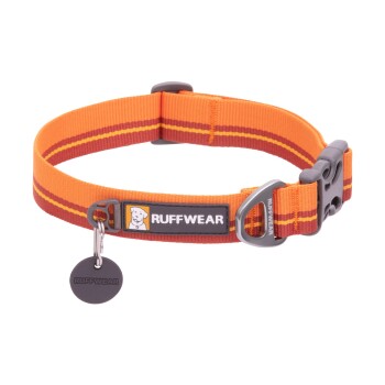 Ruffwear Hundehalsband in Orange und Rot mit einem reflektierenden Streifen, mit einer Metallschnalle und einem Tag mit dem Markennamen.