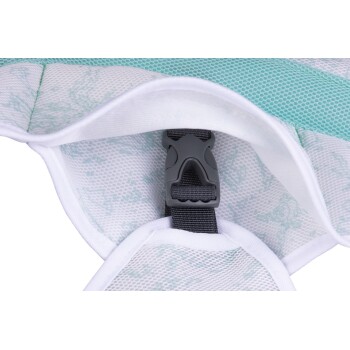 Nahaufnahme eines Haustiergeschirrs mit einem hellblauen Mesh-Design und einer schwarzen verstellbaren Schnalle, das den bequemen Stoff zeigt.