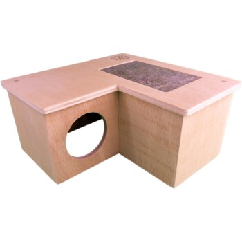 Hölzerner Haustierversteck mit einer Eckgestaltung, mit einem runden Eingang und einem oberen Abschnitt mit einer strukturierten Oberfläche.