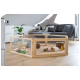 Un enclos en bois pour animaux de compagnie avec un cochon d'Inde à l'intérieur, entouré de jouets et de nourriture, situé dans un salon moderne avec un canapé et des plantes.