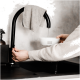 Eine Person füllt eine weiße Haustierschüssel mit Wasser, die mit "WASSER WASSER WASSER" beschriftet ist, aus einem eleganten schwarzen Wasserhahn, mit einem grauen Tuch, das in der Nähe hängt.