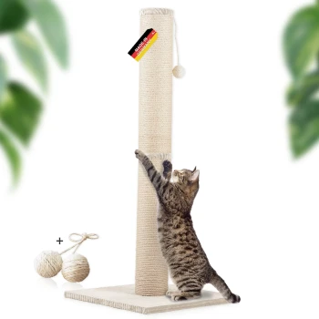 Getigerte Katze kratzt an einem hohen beigen Sisal-Kratzbaum mit „Made in Germany“-Etikett und zwei Seilbällen.