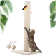 Getigerte Katze kratzt an einem hohen beigen Sisal-Kratzbaum mit „Made in Germany“-Etikett und zwei Seilbällen.