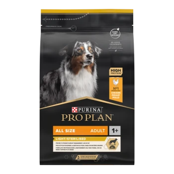 Purina Pro Plan Hundefutterbeutel mit einem schwarz-weißen Hund auf der Vorderseite, beschriftet mit "All Size Adult 1+" und "Light/Sterilised."