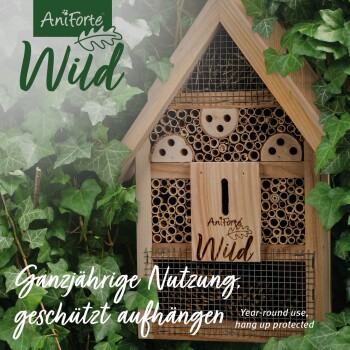 Holzinsektenhotel mit Nistlöchern, umgeben von Efeu, mit "AniForte Wild" und Text zur ganzjährigen Nutzung.