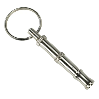 Un sifflet pour chien en métal argenté attaché à un porte-clés, avec un bouton de réglage strié pour le contrôle de la tonalité.