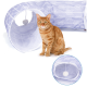 Eine verspielte orange Katze sitzt neben einem helllila Tunnelspielzeug mit weißen Pfeilmustern, mit einem baumelnden Pom-Pom darin.