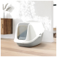 Geschlossene graue und weiße Katzentoilette mit transparenter Klapptür auf Holzboden in modernem Raum.