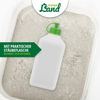 Weiße Staubflasche mit grünem Deckel in einer Schale mit feinem Pulver, mit deutschem Text und Hühner Land Logo darüber.