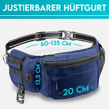 Eine Person in einer weißen Jacke hält einen Regenschirm auf einer dunklen Straße mit einem hellen Hund, zeigt einen reflektierenden Hüftgurt, der im Dunkeln sichtbar ist.