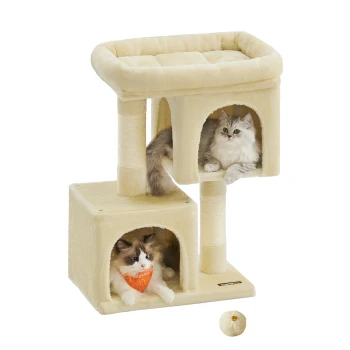 Zwei flauschige Katzen, eine mit einem Bandana, spielen auf einem beigen mehrstöckigen Katzenbaum mit zwei Verstecken und einer oberen Plattform, neben einem kleinen Ball.