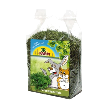 Eine klare Tüte mit getrockneten Petersilienstielen mit einem bunten "JR FARM Petersilienstiele"-Etikett und Cartoonbildern eines Kaninchens und eines Hamsters.