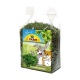 Eine klare Tüte mit getrockneten Petersilienstielen mit einem bunten "JR FARM Petersilienstiele"-Etikett und Cartoonbildern eines Kaninchens und eines Hamsters.