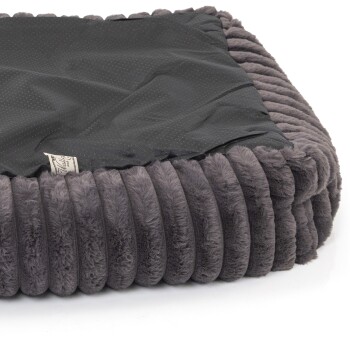 Graues plüschiges rechteckiges Haustierbett mit schwarzem rutschfestem Boden und kleinem sichtbarem Stoffetikett.