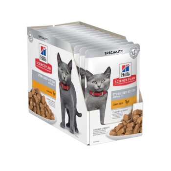 Pack de sachets Hill's Science Plan Sterilised Kitten au poulet ; chaton gris avec collier rouge ; « Chunks & Gravy » visible.