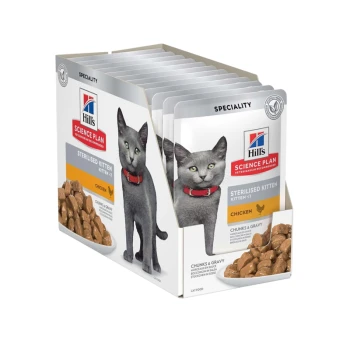 Pack de sachets Hill's Science Plan Sterilised Kitten au poulet ; chaton gris avec collier rouge ; « Chunks & Gravy » visible.