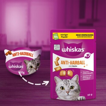 Whiskas Anti-Haarball Katzenleckerlis, mit einer grauen Katze auf der Verpackung, mit Text, der 'mit Huhn' und ernährungsphysiologische Vorteile hervorhebt.