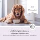 Ein Golden Retriever liegt auf einem Holzboden vor einer weißen Schüssel. Der Text lautet: 'Fütterungsempfehlung: Eine Tablette pro 5 kg Körpergewicht täglich.'
