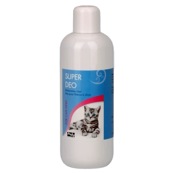 Weiße Flasche 'Super Deo' Katzenstreu-Deodorant mit einem verspielten grauen Kätzchen auf dem Etikett, mit Text in Englisch und Französisch.