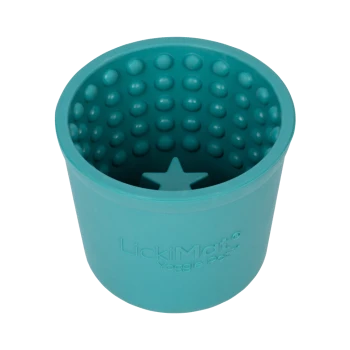Türkiser LickiMat Yoggie Pot mit einem strukturierten Inneren, das erhöhte Punkte und eine sternförmige Basis aufweist, entworfen für die Bereicherung von Haustieren.