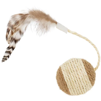 Ein Katzenspielzeug mit einem strukturierten Ball aus natürlichen Fasern und einer langen Feder, ideal für verspielte Haustiere.