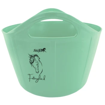 Ein mintgrüner Pferdefuttereimer mit einer schwarzen Silhouette eines Pferdekopfes und dem Text "Futterglück" sowie dem Stiefel-Logo.