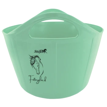 Ein mintgrüner Pferdefuttereimer mit einer schwarzen Silhouette eines Pferdekopfes und dem Text "Futterglück" sowie dem Stiefel-Logo.