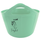 Ein mintgrüner Pferdefuttereimer mit einer schwarzen Silhouette eines Pferdekopfes und dem Text "Futterglück" sowie dem Stiefel-Logo.
