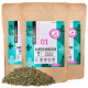 Drei Pakete FAVLY-Hundefutter mit der Aufschrift 'GASTRO KRÄUTER' mit Kräuterzutaten, mit einem Haufen getrockneter Kräuter davor.
