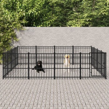 Zwei Hunde, ein schwarzer Labrador und ein golden retriever, befinden sich in einem großen schwarzen Metallhundezwinger auf einem gepflasterten Untergrund, umgeben von Grün.