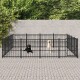 Zwei Hunde, ein schwarzer Labrador und ein golden retriever, befinden sich in einem großen schwarzen Metallhundezwinger auf einem gepflasterten Untergrund, umgeben von Grün.
