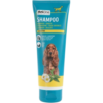 Tube de shampooing pour animaux AniOne Shampoo Sensitive avec photo de chien, illustrations de camomille et de sauge, étiquette 'Vegan' et logo de la marque.