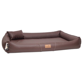 Braunes Haustierbett mit erhöhten Rändern und einem kleinen Kissen, mit einer lederähnlichen Textur und einem "tierland"-Logoschild.