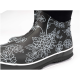 Schwarze Gummiregenstiefel mit weißen Blumenmustern, mit einem eleganten Design und einer weißen Sohle, vor einem weißen Hintergrund präsentiert.