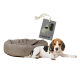 Ein gemütliches beiges Hundebett mit einem Etikett, das ein Set von Hundekotbeuteln zeigt, begleitet von einem Beagle, der daneben liegt.