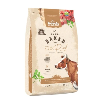 Tüte mit im Ofen gebackenem Hundefutter, das 70% Rindfleisch enthält, als getreidefrei und mit einer Proteinquelle gekennzeichnet, mit einer Kuhillustration und grünen Akzenten.