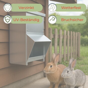 Verzinkter, wandmontierter Kaninchenfutterspender an einer Hütte/Schuppen mit zwei Kaninchen; Text: 'Verzinkt, UV-Beständig, Wetterfest, Bruchsicher'.