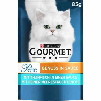 Perle Genuss in Sauce 26x85g Thunfisch, in Meeresfrüchtesauce Purina Gourmet Katzenfutterbeutel mit einer weißen Katze auf blauem Hintergrund, beschriftet mit "Perle Genuss in Sauce" mit Thunfisch- und Meeresfrüchtegeschmack.