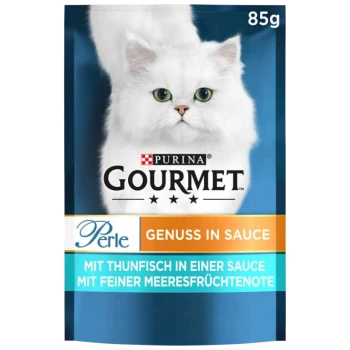 Torebka karmy dla kotów Purina Gourmet z białym kotem na niebieskim tle, oznaczona "Perle Genuss in Sauce" o smaku tuńczyka i owoców morza.