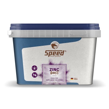 Behälter von "Zinc Boost", einem getreidefreien Ergänzungsmittel für Pferde, gebrandet von Speed, mit einem blauen Deckel und lila Etikett.