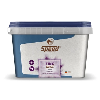 Behälter von "Zinc Boost", einem getreidefreien Ergänzungsmittel für Pferde, gebrandet von Speed, mit einem blauen Deckel und lila Etikett.