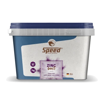 Behälter von "Zinc Boost", einem getreidefreien Ergänzungsmittel für Pferde, gebrandet von Speed, mit einem blauen Deckel und lila Etikett.
