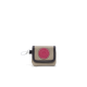 Eine kleine, beige Leckerlitasche für Haustiere mit einem rosa Logo und einem Metallclip, entworfen zum Tragen von Hundeleckerlis.