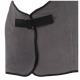 Grauer Fleece-Haustiermantel mit schwarzem Riemenverschluss, entworfen für Wärme und Komfort.