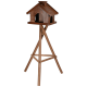 Holz-Vogelhaus auf einem hohen, dreibeinigen Ständer, mit einem geneigten Dach und zwei Eingangsöffnungen.