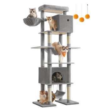 Ein mehrstöckiger grauer Katzenbaum mit vier Katzen: eine in einer Hängematte, eine in einem Würfelraum, eine mit einem orangefarbenen Bandana und eine, die spielt.