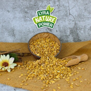 Eine Holzschüssel voller goldener Hafer, die sich auf einer Juteschicht ergießt, begleitet von einem Holzlöffel und einer Blume, mit dem Logo 'LYRA NATURE POWER' darüber.